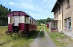 Diese Waggons des (FHWE) sah man am 08.07.16 in Schönheide Ost.
Man hätte für kurze Zeit denken können es fährt wieder ein Zug ab.