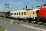 Ein seltsames Gespann am 26.7.2024 auf der Durchfahrt im Salzburg Hbf.