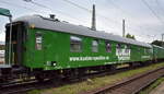 Personenbegleitwagen für das Personal des Tragschnabelwagen (Uaai 838) der Kübler Heavy Rail GmbH mit der Nr. D-KHR 55 80 99-43 015-6 Dienst ümh 472 am Haken von  185 294-6  am 31.07.24 Höhe Bahnhof Magdeburg-Neustadt.