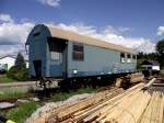 Ein dreiachsiger Wohn-und Schlafwaggon steht am 09.08.12 in Waldkirchen 