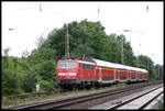 111135 erreicht hier am 13.8.2005 um 11.12 Uhr mit dem Dosto nach Hannover den Bahnhof Linsburg.