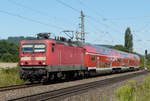 20. August 2010, Lok 143 327 mit RB 16853 von Naumburg nach Lichtenfels fährt in den Haltepunkt Küps ein.