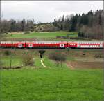 Ein enger Durchlass unter der Bahn -    Regionalexpress zwischen Urspring und Lonsee auf der Filsbahn.