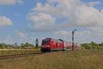 245 004 schiebt bei Risum-Lindholm einen RE 6 in Richtung Hamburg (04.07.2024) 