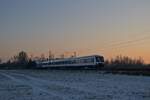 Ein Zug auf der Linie RB 37 kurz nach Sonnenuntergang zwischen Krefeld und Meerbusch (19.01.2024)