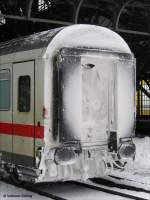 Schneeverwehungen am Heck des letzten Wagens vom Vindobona EC 173 Hamburg - Decin (Tetschen-Bodenbach) - Wien,  29.12.2005 Dresden-Neustadt
