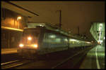 101055 steht hier am 12.12.2001 um 18.25 Uhr mit dem Interregio nach Koblenz am Bahnsteig in Münster Westfalen.