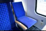 Normalerweise würde ich kein Kindersitz-Foto in diesem DBpza 752 hochladen, doch weist dieser zwei unterschiedliche Sitzpolster auf. Aufgenommen in S 37722 (S7) der S-Bahn Mitteldeutschland (DB Regio Südost) von Halle(Saale)Hbf Gl. 13a nach Halle-Nietleben. [24.2.2018 | 10:19 Uhr]