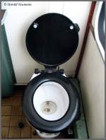 Plumpsklo im WC eines Bag-Wagens der DR. Rechts am gefliesten (!) Boden ist das Tretpedal fr die Splung zu sehen.