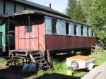 Schmalspuriger Reisezugwagen in einer nicht ganz alltglichen Farbgebung, Schnheide Mitte 08.10.06