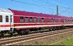 Speise- und Barwagen der Bauart UIC-X (DB) mit der Bezeichnung  WGmh <sup>056.2</sup>  (55 80 89-80 008-7 D-EURO), eingereiht in einem Partyzug nach Leipzig/Halle Flughafen und fotografiert in Hohenthurm.

🧰 Euro-Express Sonderzüge GmbH & Co. KG für Müller-Touristik GmbH & Co. KG
🕓 8.9.2023 | 14:49 Uhr