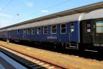 Ein Barwagen der Bauart WGm (50 80 89-80 010-2 D-IGE), eingereiht als Wagen 5 bei der Dampfsonderfahrt durch Deutschland am 01.08.2015 in Berlin-Lichtenberg.
Der Wagen wurde 1985 gebaut.
