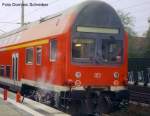 Wegen einer Heigelaufenen Achse fing der Steuerwagen der Bauart 777 in Dallgow bei Berlin an zu schmoren! Wie hier zu sehen ist kommen noch einige Rauchwolken von dem Drehgestell! Der Zug war auf dem Weg nach Wustermark/Ort und hatte Pendelverkehr zwischen Berlin Spandau ? Wustermark/Ort ? Berlin Spandau!! Der Zug ist danach in Schritttempo nach Berlin Spandau gefahren!!