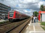 Der Abschluss meiner Fotoserie vom TdoT im AW Dessau. Eine RB erreicht den Bahnhof Dessau Sd um weiter in Richtung Bitterfeld zu fahren. Zu sehen sind eine ganze Menge Fotografen und Eisenbahninteressierte. Der Tag war prima und ich hoffe das Werk blibt so lange erhalten. Wer sich findet darf sich melden.