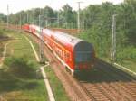 Ein Doppelstock-Steuerwagen in der Nhe von Berlin-Wuhlheide im Sommer 2000.