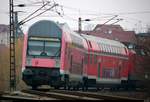 Tele-Schuss auf DABbuzfa 760 mit Schublok 143 903 der S-Bahn Mitteldeutschland (DB Regio Südost) als S 37747 (S7) von Halle-Nietleben nach Halle(Saale)Hbf Gl.