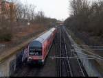 DABbuzfa 760 mit Schublok 143 034-7 der S-Bahn Mitteldeutschland (DB Regio Südost) als S 37750 (S7) von Halle(Saale)Hbf Gl.