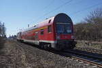 Geführt vom Steuerwagen 50 80 36-33 013-4 D-WFL der Firma Wedler Franz Logistik (WFL) vom Typ DABbuzfa760.0 schiebt die von WFL gemietete DB-Mietlok-143 326 den RB46 Ersatzzug UEF32506 von