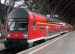 Doppelstock-Steuerwagen im Leipziger Hauptbahnhof als RE nach Halle/Saale.