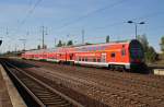 Hier ein RE7 (RE18254) von Berlin Zoologischer Garten nach Wünsdorf-Waldstadt, bei der Einfahrt am 3.10.2012 in Berlin Schönefeld Flughafen.