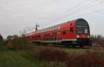 Hier ein RE3 (RE18350) von Wünsdorf-Waldstadt nach Schwedt(Oder) Hbf., am 11.10.2013 zwischen Vierradener Chaussee und Helbigstraße in Schwedt(Oder).