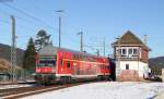 RB 26944 (Neustadt(Schwarzw)-Freiburg(Breisgau) Hbf) mit Schublok 143 042-0 in Titisee 31.12.13