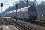 RE 18308 (im Gegenlicht) auf der Fahrt nach Stralsund, fährt auf dem Gegengleis an den Bahnsteig des Bahnhofs Jatznick.