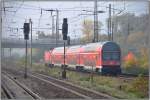 Rb16509 nach Saalfeld/Saale verlässt Naumburg/Saale mit einer 143er und einem Steuerwagen der Serie 1992 am Schluss. (27.10.2015)