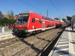 Seit dem kleinen Fahrplanwechsel im Juni hat das BW Freiburg die Beheimatung der Br 111 und auch die Beheimatung der n Wagen komplett aufgegeben.

Seit dem werden auch alle Rb Leistungen auf der Rheintalbahn mit DoSto (tlw. Klimatisiert) & Br 146 gefahren.

So ist am 29.08.2017 146 230 mit einer Rb in Emmendingen eingefahren.