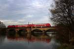 DABpbzfa 762 mit Schublok BR 143 der S-Bahn Mitteldeutschland (DB Regio Südost) als S 37745 (S7) von Halle-Nietleben nach Halle(Saale)Hbf Gl. 13a überquert die Saalebrücke bei Böllberg-Wörmlitz in Halle (Saale) auf der Bahnstrecke Halle–Hann. Münden (KBS 590). [4.11.2017 | 15:29 Uhr]