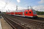 RB27 (RB12577)  Rhein-Erft-Bahn  von Köln Hauptbahnhof nach Koblenz Hauptbahnhof fährt am 2.7.2017 in Köln Messe/Deutz ein. Schublok war 143 009.