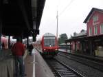 Am veregneten 21.06.2007 fhrt ein Doppelstocksteuerwagen mit RE 9 nach Aachen in den Bahnhof Au(Sieg) ein.