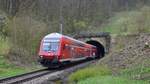 Ein RE nach Stuttgart verlässt gerade den Kappelsberg-Tunnel, womit er in Kürze den Bahnhof von Gaildorf West erreichen wird. Aufgenommen am 17.4.2019 11:51