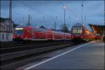 DB Regio NRW trifft DB Regio Hessen: Whrend der RE9 (RE 4895)  Rhein-Sieg-Express  am Gleis 3 fr die Rckfahrt nach Aachen Hbf bereitsteht, wartet der RE mit Frankfurter Dostos auf die Rckfahrt in die Main Metropole. (08.12.07)