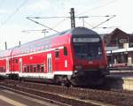 Doppelstock-Steuerwagen der Bauart DBbzfa 762 (verkehrsrot) der DB Regio AG steht mit RE 15315 von Fulda nach Frankfurt(Main)Hbf in Frankfurt(Main)Sd.