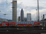 Grostadtleben. Die Huser wachsen in den Himmel, die Sprayer Gottseidank nicht. So hat man wenigstens im Oberdeck noch einen Ausblick. Ungewhnlich auch die Einfahrt Steuerwagen voran in den Frankfurter Hauptbahnhof. (23. Mai 2009)