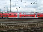 Dieser Dosto-Szeuerwagen stand am 17.9. im Vorfeld des Mnchener Hbf. Besonders ist seine Anzeige, fr die es doch eigentlich noch etwas zu frh ist. Denn bis Neujahr ist es doch noch ein bisschen hin.