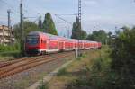 So jetzt ist der RE4 bei der Ausfahrt aus Rheydt zu sehen. Die 111 113 ist schon fast an der Brcke ber den Tippweg.18.5.2011