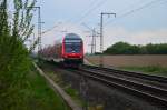 Aus Aachen kommend ist dieser RE 4 Zug steuerwagenvoraus gegen 19:00 Uhr unweit des Bü Dahler Weg in Wickrath auf seinem Weg nach Dortmund von mir abgelichtet. 25.4.2015