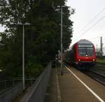 Ein RE4 von Dortmund-Hbf nach Aachen-Hbf und am Zugende ist die 111 118-6 DB 
kommt die Kohlscheider-Rampe hoch und fährt durch Kohlscheid in Richtung Richterich,Laurensberg,Aachen-West.
Bei Regenwetter am Morgen vom 7.9.2015.