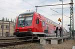 DABpbzfa und ein weiterer Doppelstockwagen mit BR 143 der S-Bahn Mitteldeutschland als S 37760 (S7) nach Halle-Nietleben stehen am Startbahnhof Halle(Saale)Hbf Gl.