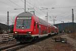 Einfahrt am 21.02.2016 von der RB (Neustadt (Schwarzw) - Freiburg (Brsg) Hbf) mit einer Freiburger 143er als Schublok in den Bahnhof von Titisee.