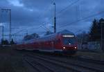 Steuerwagen voraus schiebt hier eine 143 einen RB 27 nach Koblenz aus dem Rheydter Hbf am 14.12.2017