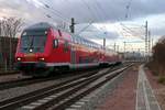 DABpbzfa 762.0 mit Schublok 143 002-4 der S-Bahn Mitteldeutschland (DB Regio Südost) als S 37742 (S7) von Halle(Saale)Hbf Gl.