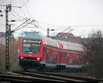 Tele-Schuss auf DABpbzfa 762.0 mit Schublok 143 871-2 der S-Bahn Mitteldeutschland (DB Regio Südost) als S 37749 (S7) von Halle-Nietleben nach Halle(Saale)Hbf Gl.