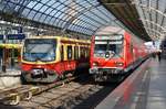 481 094-1 trifft am 19.4.2019 als S9 nach Berlin Schönefeld Flughafen in Berlin Spandau auf die RB10 (RB18522) von Berlin Südkreuz nach Nauen.