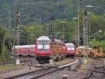 Da nun nicht mehr benötigt stehen bei entsprechend trüber Wetterlage die Dostos der Neckar- Alb Bahn an der Ladestraße in Tübingen. 
Die Wagen sollen nach Mukran überführt werden.
Teleaufnahme vom 14.Juni 2020.