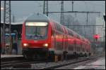 Ein Doppelstock-Steuerwagen des RE 19463 aus Stuttgart Hbf steht am Abend des 14.03.08 auf Gleis 2 des Aalener Bahnhofs.