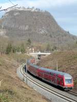 146 210-0 zieht den RE 19610 nach Stuttgart Hbf aus Singen.