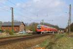 Ein Zug der S-1 nach Meien passiert den Bahnbergang der Bauform eVs-64 in Coswig.